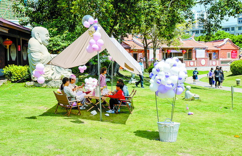 漫游湖里“微度假” 解锁潮流新玩法 湖里区推动文旅商融合，打造度假新模式，“五一”活动人气爆棚，掀起消费热潮